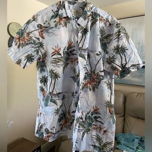 White Island Shores Men’s Short Sleeve Button Down Shirt (L)